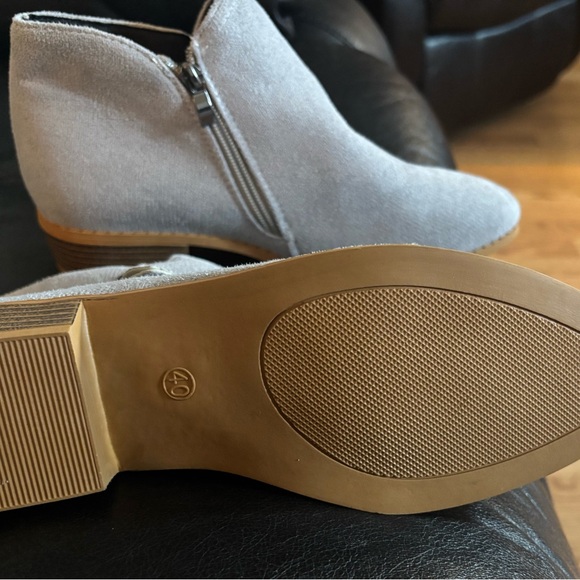 Stylish Gray Ankle Boots - Picture 2 of 3